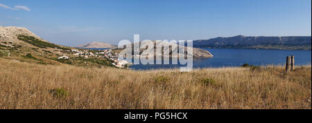 Kroatien: Panoramablick auf den Fjord und das Dorf Stara Novalja, einem kleinen Dorf entlang der Bucht von Pag auf der Insel Pag in der Adria Stockfoto