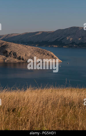 Kroatien: Panoramablick auf den Fjord und das Dorf Stara Novalja, einem kleinen Dorf entlang der Bucht von Pag auf der Insel Pag in der Adria Stockfoto