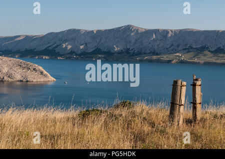 Kroatien: Panoramablick auf den Fjord und das Dorf Stara Novalja, einem kleinen Dorf entlang der Bucht von Pag auf der Insel Pag in der Adria Stockfoto