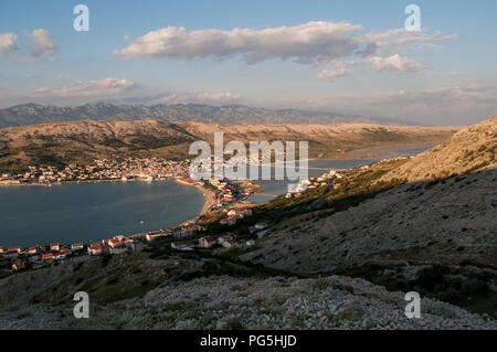 Kroatien, Europa, auf der Straße: Blick bei Sonnenuntergang auf den Fjord und das Dorf von Pag, der größten Stadt auf der Insel Pag in der nördlichen Adria Stockfoto