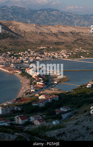 Kroatien, Europa, auf der Straße: Blick bei Sonnenuntergang auf den Fjord und das Dorf von Pag, der größten Stadt auf der Insel Pag in der nördlichen Adria Stockfoto