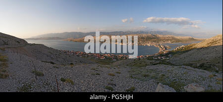 Kroatien, Europa, auf der Straße: Blick bei Sonnenuntergang auf den Fjord und das Dorf von Pag, der größten Stadt auf der Insel Pag in der nördlichen Adria Stockfoto