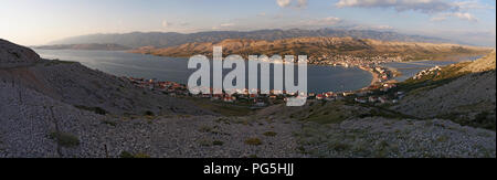 Kroatien, Europa, auf der Straße: Blick bei Sonnenuntergang auf den Fjord und das Dorf von Pag, der größten Stadt auf der Insel Pag in der nördlichen Adria Stockfoto