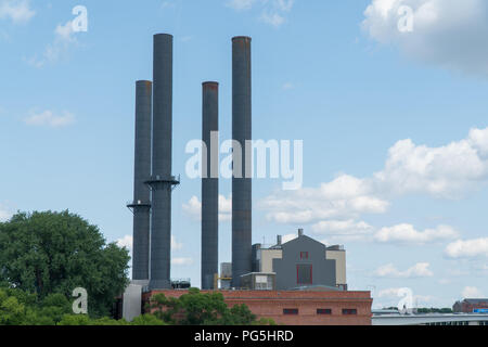 Weitwinkel zur Gründung shot zeigen alte Fabrik Schornsteinen vor blauem Himmel Hintergrund. Vintage Mills aus der industriellen Ära entlang der Waterfront fo Stockfoto