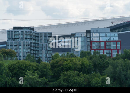 Minneapolis USA - ca. 2018: Die US-Bank Stadion Hinter den Mississippi River Skyline an einem Sommertag. Home zu den Minnesota Vikings Football team Stockfoto