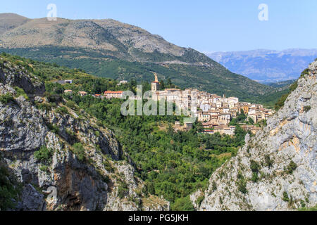 Anversa degli Abruzzi: Ein typisches Apennin Dorf in Mittelitalien Stockfoto