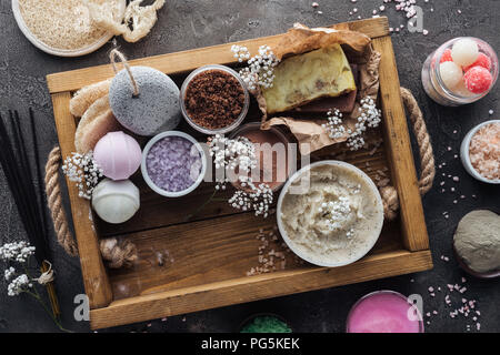 Blick von oben auf die Spa und Bad Accessoires im Holzkasten auf Grau Stockfoto