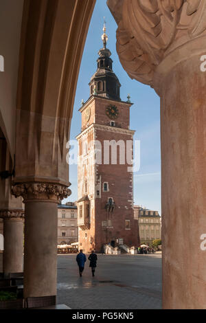 Das Rathaus turm, der von dem zentralen Markt Spalten von Krakau, Polen gerahmt Stockfoto