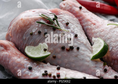 Nahaufnahme Blick auf Rohstoffe Türkei Beine mit Pfefferkörner und Kalk Stockfoto