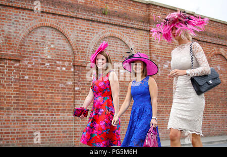 Racegoers für Darley Yorkshire Oaks & Ladies Day der Yorkshire Ebor Festival an der Rennbahn von York anreisen. Stockfoto