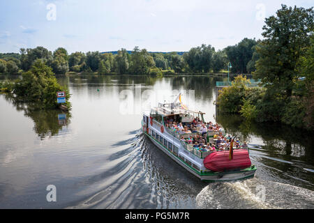 Ausflugsboot an der Ruhr in Mülheim an der Ruhr, Deutschland. Ausflugsschiff auf der Ruhr in Mülheim an der Ruhr, Ruhrgebiet, Deutschland. Stockfoto