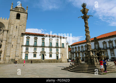 PORTO, Portugal, 20. JUNI 2018: Menschen ruhen in der Nähe der Pranger (Pelourinho) Spalte auf der Kathedrale von Porto (Se do Porto) Square im historischen Zentrum Stockfoto