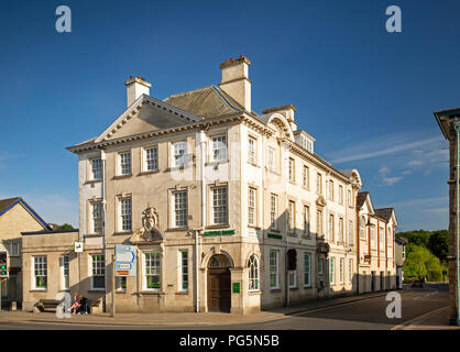 Großbritannien, England, Devon, Okehampton, Fore Street, Lloyds Bank Gebäude an der Ecke des Market St Stockfoto