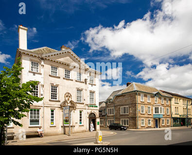 Großbritannien, England, Devon, Okehampton, Fore Street, Lloyds Bank Gebäude und Rathaus an der Ecke des Market St Stockfoto