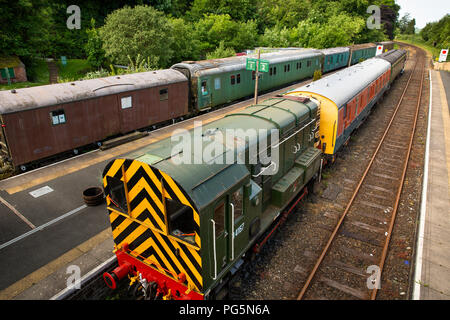 Großbritannien, England, Devon, Okehampton, Bahnhof, Dartmoor Züge an Plattform Stockfoto