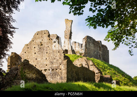 Großbritannien, England, Devon, Okehampton, Reste von mittelalterlichen Motte und Bailey Schloss Stockfoto