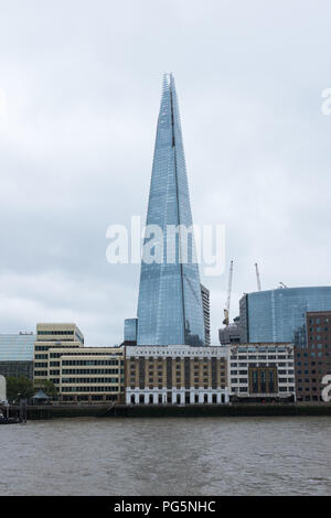 Der Shard aus über die Themse gesehen ist ein 87 Stock Glas Hochhaus in London Stockfoto