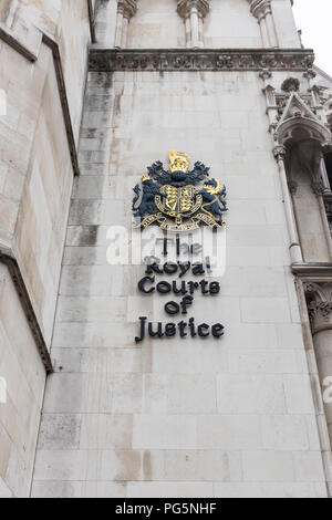 Die Royal Courts of Justice in The Strand, London, die Häuser im viktorianischen Stil Gerichte. Stockfoto