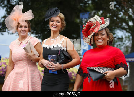 Racegoers, die zum Darley Yorkshire Oaks & Ladies Day des Yorkshire Ebor Festivals auf der York Racecourse ankommen. DRÜCKEN SIE VERBANDSFOTO. Bilddatum: Donnerstag, 23. August 2018. Siehe PA Story Racing York. Bildnachweis sollte lauten: Tim Goode/PA Wire Stockfoto