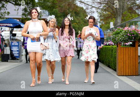 Racegoers für Darley Yorkshire Oaks & Ladies Day der Yorkshire Ebor Festival an der Rennbahn von York anreisen. PRESS ASSOCIATION Foto. Bild Datum: Donnerstag, 23. August 2018. Siehe PA Geschichte RACING York. Photo Credit: Tim Goode/PA-Kabel Stockfoto