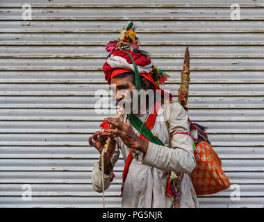 Pushkar, Indien - Nov 5, 2017. Musiker spielen traditionellen Rajasthani Musik auf der Straße in Pushkar, Indien. Stockfoto