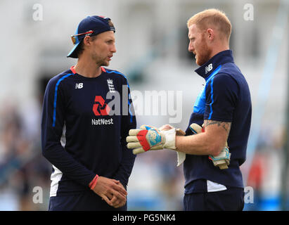 England Kapitän Joe Root (links) und Ben Stokes (rechts) Stockfoto