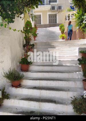 Griechenland, auf die Insel Poros in der Nähe von Athen. Die Altstadt. Weiß getünchtes steilen Treppen Stockfoto