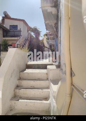 Griechenland, auf die Insel Poros in der Nähe von Athen. Die Altstadt. Weiß getünchtes steilen Treppen Stockfoto