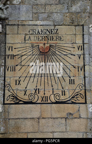 Sonnenuhr an der Wand von L'Eglise Notre Dame Paroissiale de Croaz-Baz, Ort Lacaze Duthiers, Roscoff, Finistere, Bretagne, Frankreich Stockfoto