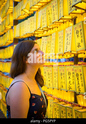 Ein Tourist unter den Laternen der 2018 Mitama Matsuri (Mitama Festival), einem berühmten japanischen Obon (Bon) Summer Festival. Yasukuni-schrein in Tokio, Japan. Stockfoto