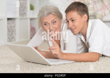 Ältere Frau mit ihrem Enkel mit Laptop Stockfoto