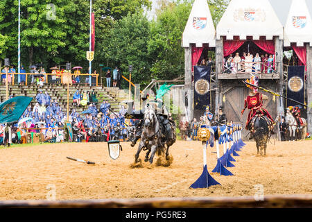 Mittelalterliches Turnier mit Rittern, Auftritte, Shows, Essen und Trinken, typisch für die Gegend, in der Kaltenber, Deutschland. Stockfoto
