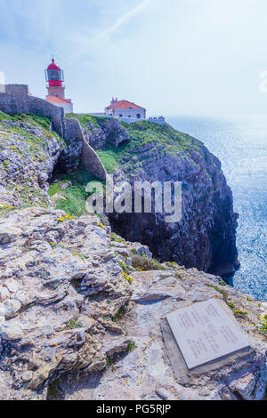 Lagos, Portugal - April, 19, 2017: In memoriam und lighjthouse in Ponta da Piedade Klippen in der Nähe von Lagos, Algarve, Portugal Stockfoto