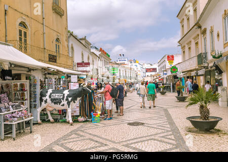 Albufeira, Portugal - April, 21, 2017: Street View Albufeira an der Algarve in Portugal Stockfoto