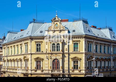 BIELSKO-BIALA, Polen - 13. MAI 2018: Alte Wohnhäuser in der Nähe von Bielsko-Biala, Polen. Stockfoto