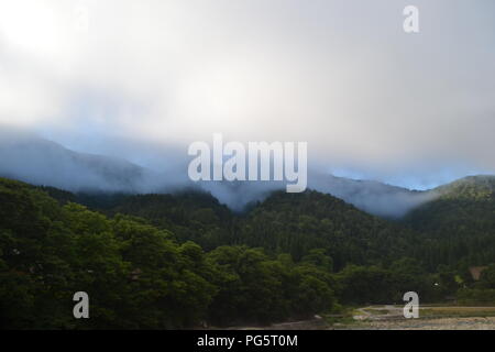 Wolken schwebt über einem Hügel Stockfoto