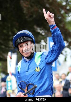 Frankie Dettori feiert auf der Dichter der Gesellschaft nach dem Gewinn der Clipper Logistik Behinderung bei Darley Yorkshire Oaks & Ladies Day der Yorkshire Ebor Festival an der Rennbahn von York. Stockfoto