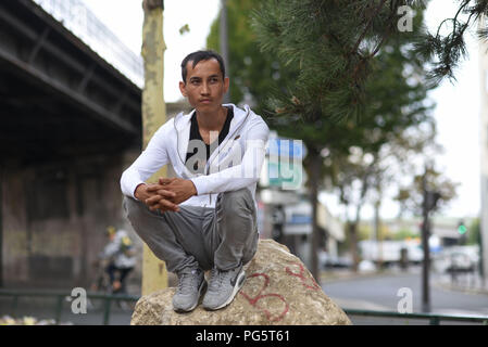 August 14, 2018 - Paris, Frankreich: Porträt eines 18-jährigen afghanischen Migranten, von der Hazara ethnische Gruppe, in der Nähe der Porte de la Chapelle und Porte d'Aubervilliers. Portrait de Morteza, un-wanderarbeiter afghanischen de 18 ans d'origine Hazara. Refugie en Iran après que sa famille Ait ete tuee dans un Sprengstoffanschlag à Kaboul, le Jeune Hazara eine ete enrole de force dans l'une des milices iraniennes impliquee dans le conflit Syrien. Il a fui Vers la Turquie, puis vers l'Europe. *** Frankreich/KEINE VERKÄUFE IN DEN FRANZÖSISCHEN MEDIEN *** Stockfoto