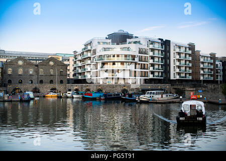 Häuser und Wohnungen in der Bristol Harbourside Bereich am Abend. Stockfoto