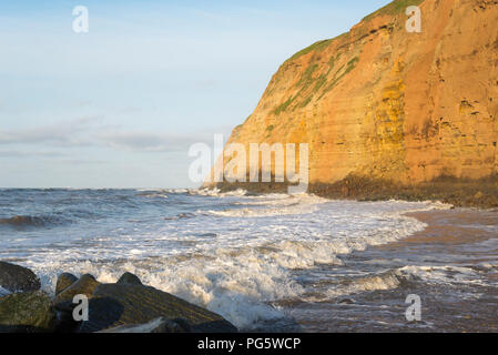 Wellen am Strand brechen an Skinningrove an der Küste von North Yorkshire, England. Stockfoto