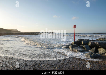 Wellen brechen am Strand von Skinningrove in der Nähe von Saltburn-by-the-Sea, North Yorkshire, England. Stockfoto