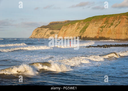 Wellen am Strand brechen an Skinningrove an der Küste von North Yorkshire, England. Stockfoto