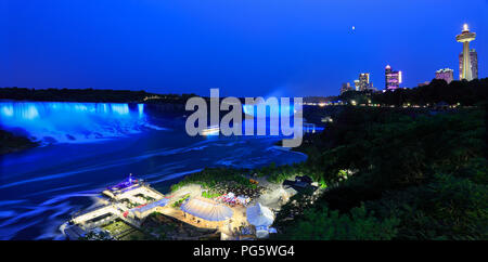 Horseshoe und American Falls, Fluss und Niagara Skyline bei Nacht beleuchtet, Panoramaaussicht, Kanada Stockfoto