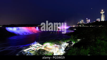 Horseshoe und American Falls, Fluss und Niagara Skyline bei Nacht beleuchtet, Panoramaaussicht, Kanada Stockfoto