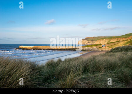 Cattersty Sands in der Nähe von Skinningrove an der Küste von North Yorkshire, England. Teil des Cleveland Weise Coast Path. Stockfoto