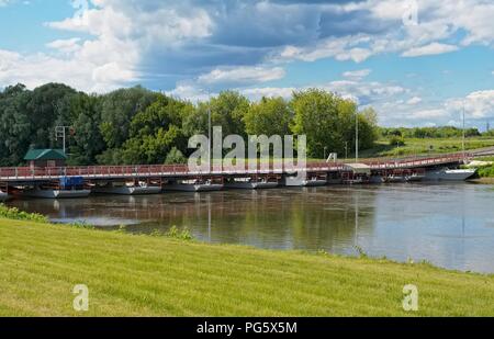 Kolomna, Russland, mit Blick auf die Schaukel Mityayevsky Ponton Brücke über den Fluss Moskwa führt die Bobrenev Theotokos-Nativity Kloster zu Stockfoto