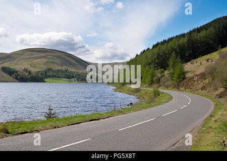 Die leere A708 Straße neben dem Loch der Lowes zwischen Moffat und Selkirk, Scottish Borders, Schottland, Großbritannien Stockfoto