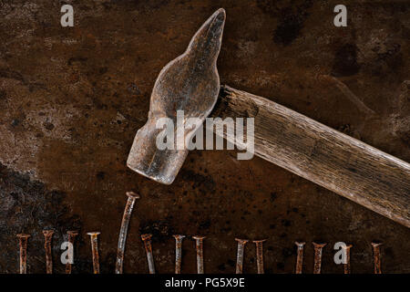 Flach mit Vintage Hammer und Nägel auf rostigen Tischplatte Stockfoto