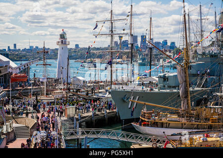 Blick auf Darling Harbour mit Geist von Neuseeland Tall Ship, Viking Longboat & Kriegsschiff in Darling Harbour, Sydney, Australien, am 4. Oktober Stockfoto