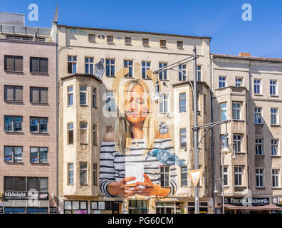 Berlin Urban Street Szene mit Street Art auf einer Fassade in der Schönhauser Allee im Berliner Bezirk Mitte Sommer 2018, Berlin, Deutschland Stockfoto